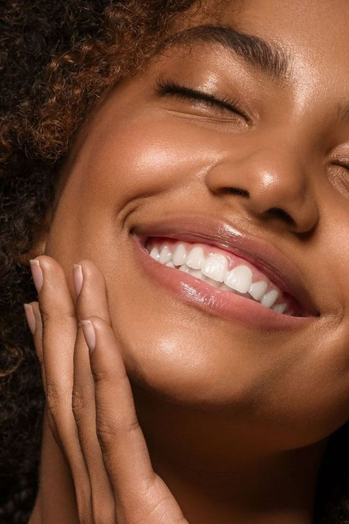 Sorriso natural e pele radiante na Clínica Alevo
